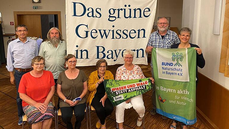 Der neue Vorstand: Hinten von links: Detlev Reusch,&nbsp; Erich Rößner, Edo Günther und vorne&nbsp; Claudia Gräf-Ott,&nbsp; Kornelia Rößner, Mica Steinbach, Margit Hettrich, Ute Höfner