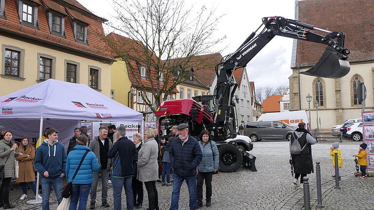 Ein Baumaschinenhändler warb gleich mit einem Bagger für die Ausbildungsplätze in seinem Betrieb.