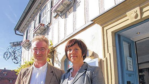 Besitzerwechsel: Neuer Besitzer der Haßgau-Apotheke ist Stephan Schmitt, im Bild mit Annette Dorn. Besitzerwechsel: Neuer Besitzer der Haßgau-Apotheke ist Stephan Schmitt, im Bild mit Annette Dorn.