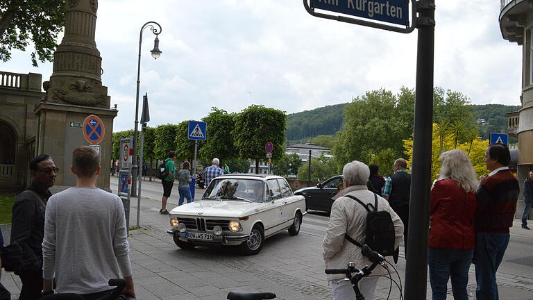 Classic Concours       -  Die Sachs Franken Classic lockte auch am Pfingstsonntag zahlreiche Zuschauer an. Das 'Schaulaufen' der 180 Sportwagen und Oldtimer begann am Regentenbau und endete vor dem Spielcasino, wo die Wertung für den Prix d'Elégance vorgenommen wurde. Die Sieger standen erst am späten Abend fest.