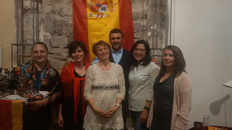 Gestalteten die Märchenstunde: Aksana Brückner (Russisch), Celia Juárez (Spanisch), Carola Graf (Deutsch), Taylan Zorlu (Türkisch und Kurdisch), Priscila Balladares de Hahn (Spanisch) und Elena Zorlu (Russisch) Gestalteten die Märchenstunde: Aksana Brückner (Russisch), Celia Juárez (Spanisch), Carola Graf (Deutsch), Taylan Zorlu (Türkisch und Kurdisch), Priscila Balladares de Hahn (Spanisch) und Elena Zorlu (Russisch)