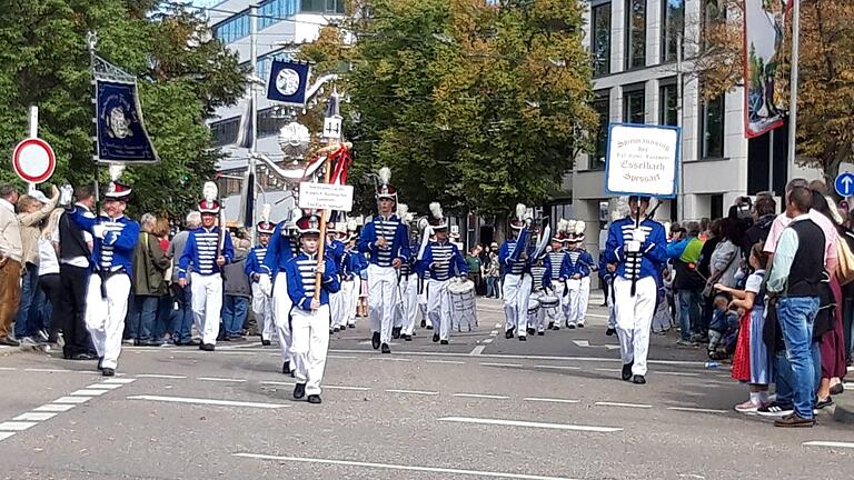 Bereits zum sechsten Mal seit 2004 präsentiert sich der Esselbacher Spielmannszug auf dem Cannstatter Volksfest. Bereits zum sechsten Mal seit 2004 präsentiert sich der Esselbacher Spielmannszug auf dem Cannstatter Volksfest. 