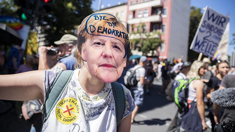 Auf Corona-Demonstrationen finden sich zuhauf problematische Weltbilder. Auf Corona-Demonstrationen finden sich zuhauf problematische Weltbilder.