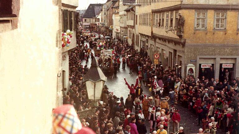 Der Karlstadter Faschingszug von 1971 erreicht den Marktplatz. Der Karlstadter Faschingszug von 1971 erreicht den Marktplatz.