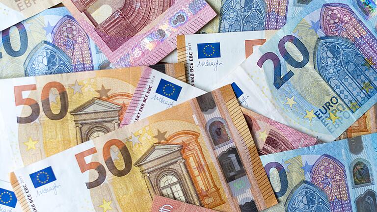 Genau aufs Geld schaute der Rechnungsprüfungsausschuss des Maßbacher Marktgemeinderates. Symbolfoto: Monika Skolimowska/dpa - Genau aufs Geld schaute der Rechnungsprüfungsausschuss des Maßbacher Marktgemeinderates. Symbolfoto: Monika Skolimowska/dpa Genau aufs Geld schaute der Rechnungsprüfungsausschuss des Maßbacher Marktgemeinderates. Symbolfoto: Monika Skolimowska/dpa - Genau aufs Geld schaute der Rechnungsprüfungsausschuss des Maßbacher Marktgemeinderates. Symbolfoto: Monika Skolimowska/dpa