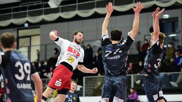 Vilim Leskovec (am Ball) war mit seinen sechs Treffern noch einer der besseren Spieler bei der 23:34-Heimniederlage des HSC Bad Neustadt gegen Eintracht Baunatal. Vilim Leskovec (am Ball) war mit seinen sechs Treffern noch einer der besseren Spieler bei der 23:34-Heimniederlage des HSC Bad Neustadt gegen Eintracht Baunatal.