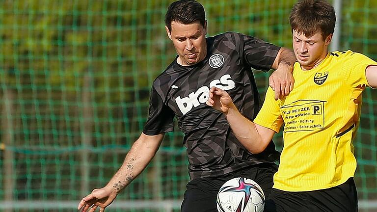 Spielertrainer Patrick Amrhein (links) und seine TuS Frammersbach können ihre Saison am Freitag krönen.