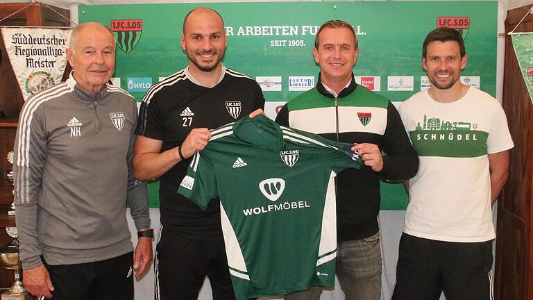 Vertragsverlängerung im Dreierpack: FC-05-Sportleiter Andreas Brendler (rechts) präsentiert das alte und neue Schweinfurter Trainer-Trio (von links) Norbert Kleider (Torwart-Trainer), Adam Jabiri (Co-Trainer) und Marc Reitmaier (Cheftrainer).