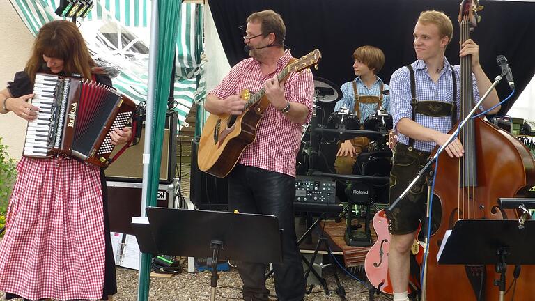 Frühe Auftritte: Bereits beim Dorffest 2015 in Erlenbach standen Felix und David mit auf der Bühne. Frühe Auftritte: Bereits beim Dorffest 2015 in Erlenbach standen Felix und David mit auf der Bühne.