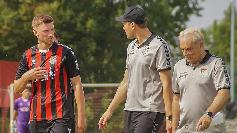 Timm Hüttl (links) im Gespräch mit Trainer Julian Grell. Aubstadts Innenverteidiger fehlte zuletzt verletzungsbedingt.