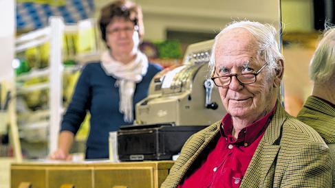 Neuer Stammplatz: Franz Stockleb hat sich seit einigen Monaten im Zentrum des Turmkaufhauses eingerichtet.