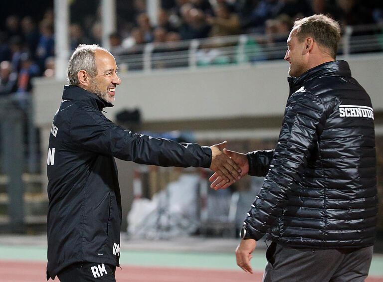 Hände schütteln nach dem 1:1 im Spitzenspiel: Türkgücü-Trainer Reiner Maurer und FC-05-Sportleiter Björn Schlicke nach der Punkteteilung im Oktober.