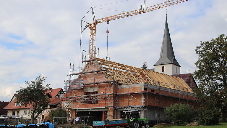 Richtfest wurde am Freitag im Kreis geladener Gäste am Bürgerhaus mit Pfarramt in Michelrieth gefeiert.