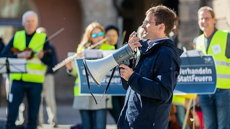 Jan-Christian Hübsch von der Deutschen Orchestervereinigung beim Musiker-Flashmob für die Staatsbad Philharmonie am Rathausplatz in Bad Kissingen am vergangenen Sonntag.