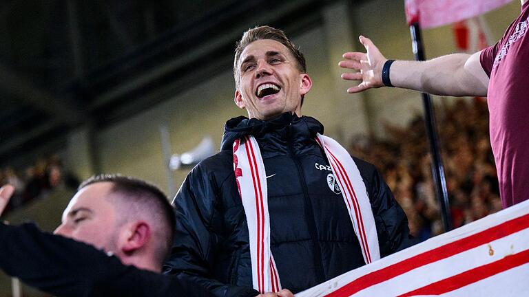 Nils Petersen.jpeg       -  Freiburgs Nils Petersen jubelt nach dem Spiel bei den Fans und wird verabschiedet.