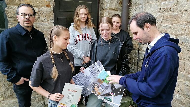 Gratulation zu sechs von neun möglichen Plätzen beim Kunstwettbewerb „jugend creativ“ der VR-Bank:&nbsp; Unser Bild zeigt Kunsterzieher Matthias Held, Mia Dittrich, Lena Schröder, Isabell Marquard, Laura-Marie Eckoff , Schulleiter Markus Binzenhöfer. Es fehlen Mia Hanel und Amanda Seufert.