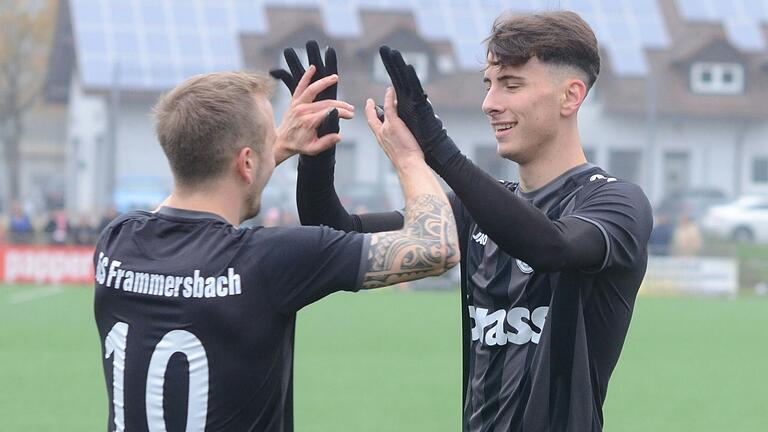 Freude über das Frammersbacher 2:0: Laif Reiling feiert den Torschützen Dominik Englert (links).