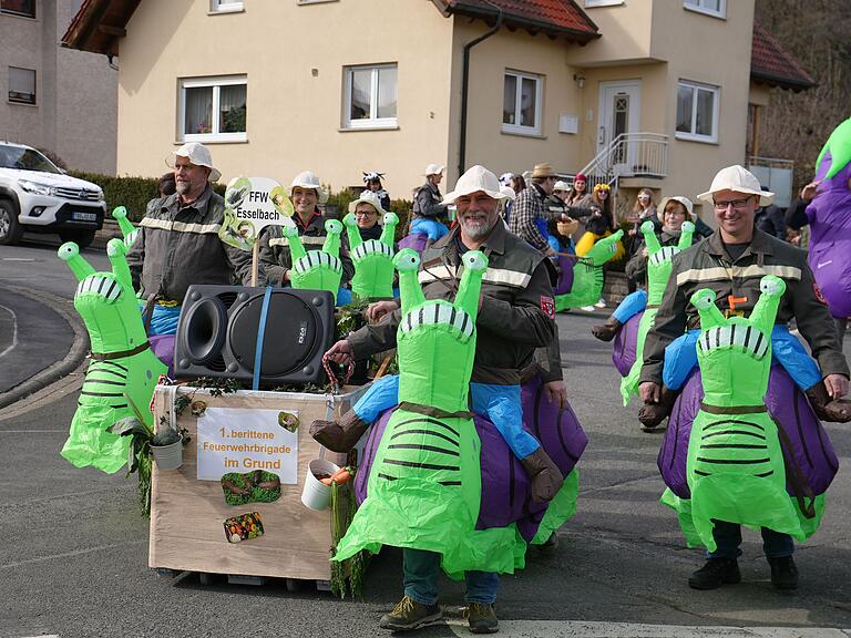 'Die Schnecken sind los' hieß es bei der Esselbacher Feuerwehr, die die erste berittene Feuerwehrbrigade im Grund vorstellte. 'Die Schnecken sind los' hieß es bei der Esselbacher Feuerwehr, die die erste berittene Feuerwehrbrigade im Grund vorstellte.