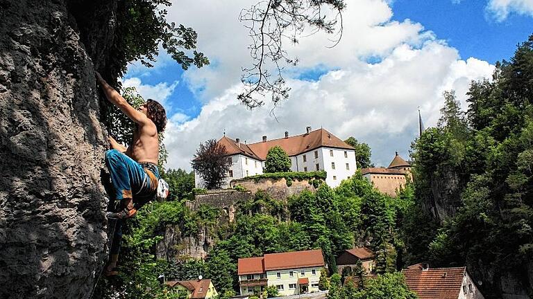 Matthias Stöcker an seinem Kletterfelsen. Im Hintergrund das Schloss Freienfels, und unten in der Bildmitte, jenes Haus, in dem ein 43-jähriger Mann von seinen Eltern offenbar jahrzehntelang eingesperrt war.