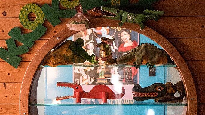 Viele Krokodile: Kleine Sammlung im Theater Spielberg. Das Wappentier ist aber harmlos, verspricht Norbert Böll. Viele Krokodile: Kleine Sammlung im Theater Spielberg. Das Wappentier ist aber harmlos, verspricht Norbert Böll.