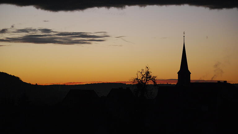 Sonnenaufgang in Erlabrunn mit seiner St.-Andreas-Kirche. Die Dorfgemeinschaft muss nun die Gräben schließen.