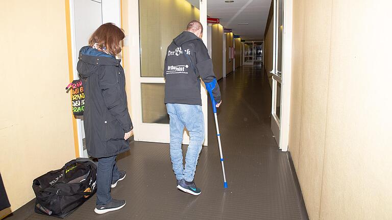 Auf Krücken durch den Kabinengang: In der Karl-Heinz-Hiersemann-Halle spielte Tobias Büttner im Mai 2019 zuletz selbst noch Handball. Diesmal kommt er in Begleitung seiner Mutter als Besucher.&nbsp;&nbsp;