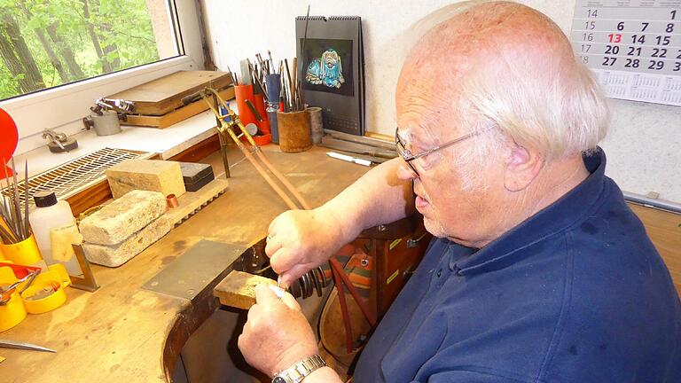 Handwerkskunst: Goldschmied Thorvard Greif fertigt Fingerhüte zu kleinen Kunstwerken. Handwerkskunst: Goldschmied Thorvard Greif fertigt Fingerhüte zu kleinen Kunstwerken.