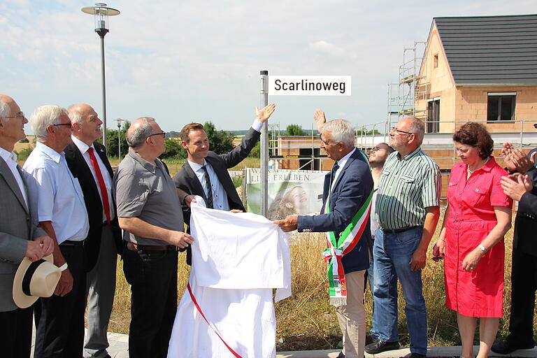 Im Juli 2017 wurde im Süden der Stadt der 'Scarlinoweg' als Würdigung der italienischen Partnerstadt freigeben. Die Partnerstadt Rodewisch hingegen ist bislang noch nicht bei Straßennamen berücksichtigt.&nbsp;