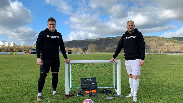 Auf dem Westheimer Sportgelände hatten Pascal Kümmert (links) und Stefan Niedermeier ihre zündende Idee. Fotos: Paste       -  Auf dem Westheimer Sportgelände hatten Pascal Kümmert (links) und Stefan Niedermeier ihre zündende Idee. Fotos: Paste