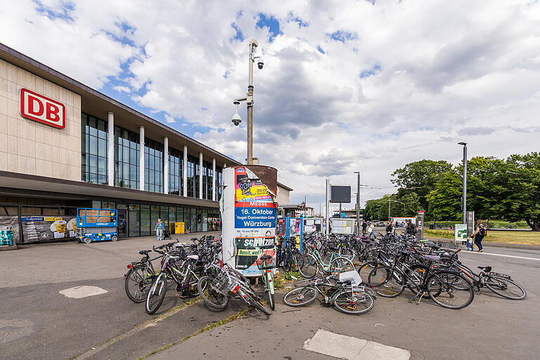 Trotz neuer Ständer stehen immer noch viele Fahrräder vor dem Hauptbahnhof.