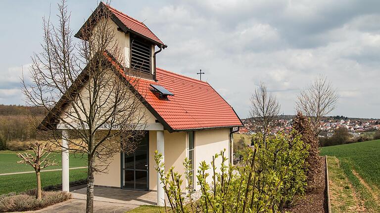 Die Idylle an der Kapelle 'Zum guten Hirten' in Höchberg wird regelmäßig von Vandalismus gestört.