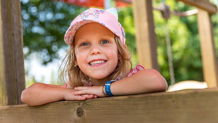 Sommerwetter in Mainfranken       -  Große und kleine Menschen sowie Familien tummeln sich auf einem Kinderspielplatz unweit der Mainlände in Veitshöchheim. Heiße Temperaturen über 30 Grad und viel Sonnenschein locken am Sonntag (01.09.24) viele Menschen ins Freie.