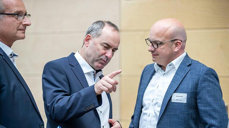 Bayerns Wirtschafts- und Energieminister Hubert Aiwanger (Mitte) im Gespräch mit Robert Pflügl, Geschäftsführer der Bayernwerk Netz GmbH (links) und Münnerstadts Bürgermeister Michael Kastl.