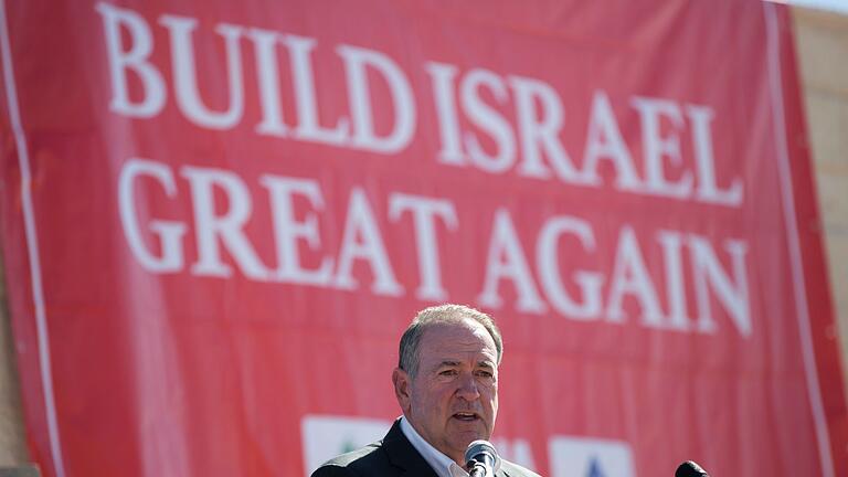 Mike Huckabee besucht eine israelische Siedlung im Westjordanland       -  Trump will den früheren Gouverneur von Arkansas und ehemaligen Pastor Mike Huckabee zum US-Botschafter in Israel machen.