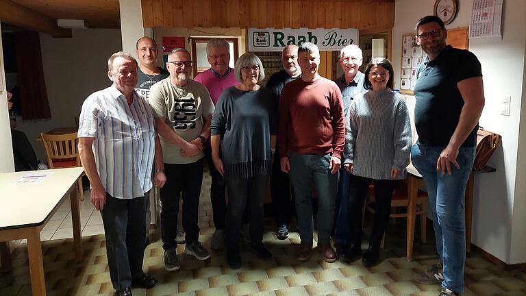 Auf dem Foto Claus Haßfurter (1. Vorsitzender), Eike Niehus (Vergnügungswart), Wilfried Kneuer (Kassenprüfer), Gerd Jäger (Kassier), Christiane Göbel (Beisitzer), Klaus Herrmann (Gerätewart), Andreas Eiring (3. Vorsitzender), Werner Wiener (2. Vorsitzender), Fränzi Schad (Beisitzer) und Florian Baumeister (Beisitzer); es fehlen Marion Manietta und Rebecca Wiener. Auf dem Foto Claus Haßfurter (1. Vorsitzender), Eike Niehus (Vergnügungswart), Wilfried Kneuer (Kassenprüfer), Gerd Jäger (Kassier), Christiane Göbel (Beisitzer), Klaus Herrmann (Gerätewart), Andreas Eiring (3. Vorsitzender), Werner Wiener (2. Vorsitzender), Fränzi Schad (Beisitzer) und Florian Baumeister (Beisitzer); es fehlen Marion Manietta und Rebecca Wiener.
