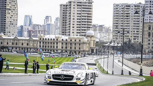 Beeindruckende Kulisse: Maximilian Götz (vorne) vor den Häuserschluchten von Baku, der Hauptstadt Aserbeidschans.