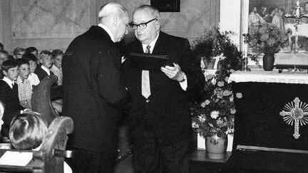 Abschied von Lendershausen: Der damalige Bürgermeister Willi Moritz (rechts) verabschiedet sich von Pfarrer Benjamin Wildermuth.FOTO: Wildermuth