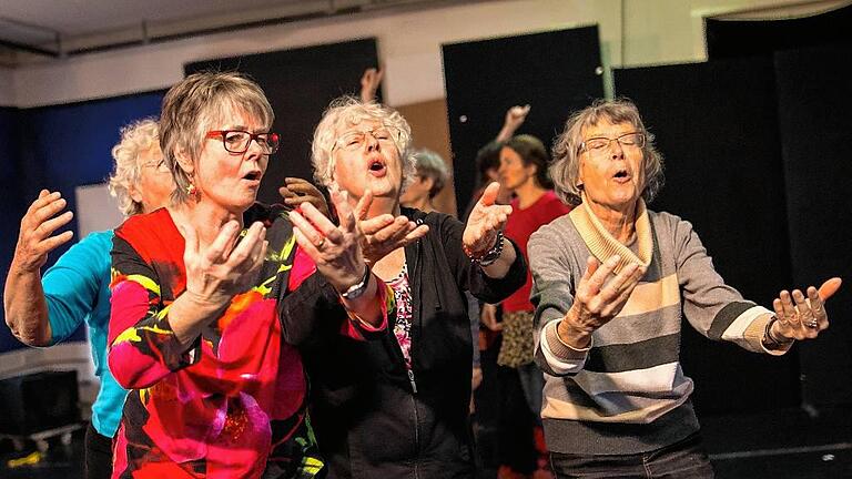 Frauentheater Purpur       -  Senioren auf der Theaterbühne: Ulla Huhn, Magdalene Braun und Heidrun Falk (von links) vom Frauentheater Purpur üben in Tübingen. Sie sind zwischen 56 und 84 Jahren alt und spielen leidenschaftlich Theater.