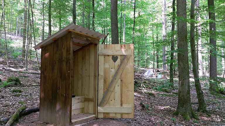 Das stille Örtchen mitten im Wald: Plumpsklo am Trekkingplatz Rothenbuch 1.