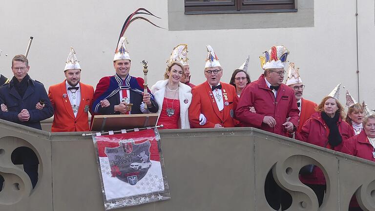 Im Rathaus herrscht jetzt das Florian-Prinzip: OB Sebastian Remelé beim Schunkeln mit ESKAGE-Präsident Florian Dinkel und dem ausdauernden Prinzenpaar Florian I. und Andrea I.