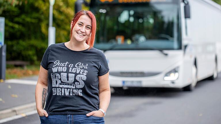 Sabrina Altieri ist eine von Deutschlands Lieblingsbusfahrerinnen. Wie sehr sie ihren Beruf liebt, verrät auch der Aufdruck auf ihrem T-Shirt: Nur ein Mädchen, das Busfahren mag.