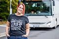 Sabrina Altieri ist eine von Deutschlands Lieblingsbusfahrerinnen. Wie sehr sie ihren Beruf liebt, verrät auch der Aufdruck auf ihrem T-Shirt: Nur ein Mädchen, das Busfahren mag.