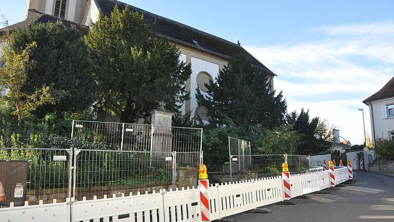 Ein Kritikpunkt bei der Bürgerversammlung: Seit zwei Jahren ist die Mauer beim Kriegerdenkmal neben der Kirche in Hergolshausen aus Sicherheitsgründen abgesperrt.