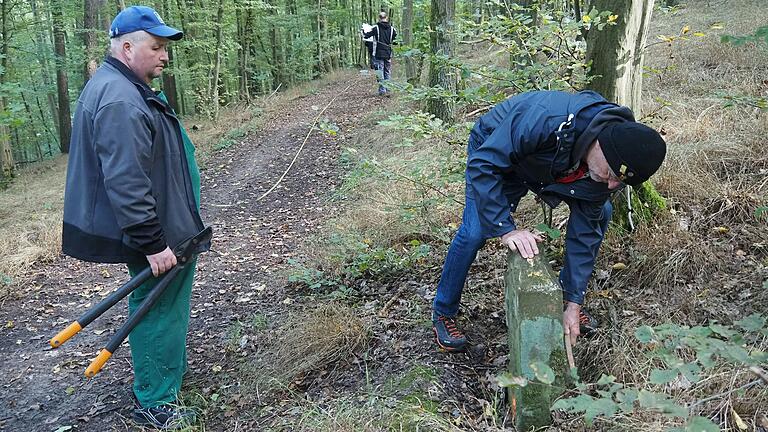 Am Wegesrand wurden die Steine gebürstet und entmoost.