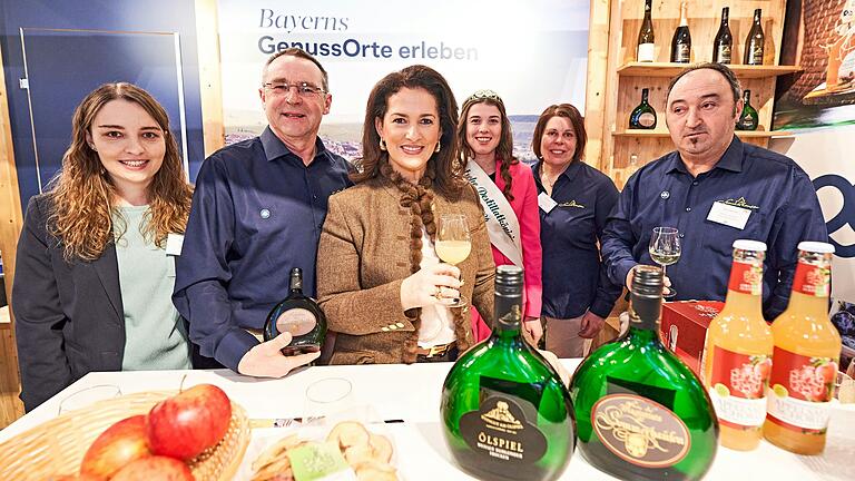 Bayerische Lebensfreude und Genussvielfalt auf der Grünen Woche (von links): Julia Körner (Bayerische Landesanstalt für Weinbau und Gartenbau), Reinhold Schwarz (Weingut am Ölspiel Sommerhausen), Michaela Kaniber (Bayerische Staatsministerin für Ernährung, Landwirtschaft, Forsten und Tourismus), Anna Steinmann, Waltraud Schiedermair und Günter Hassold.