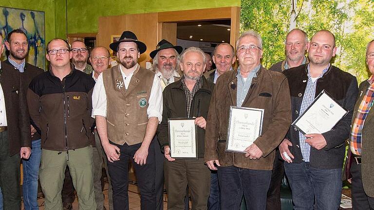 Im Mittelpunkt der Jahresversammlung der Kreisgruppe Gemünden des Bayerischen Jagdverbandes (BJV) stand die Wahl der Vereinsführung und die Auszeichnung langjähriger Mitglieder. Im Bild von links: Vorsitzender Johannes Interwies (Obersinn), stellvertretender Vorsitzender Patrick Philipp (Lohr), neuer Schriftführer Christian Gerhard (Fellen), neuer Kassier Alexander Rützel (Burgsinn), Beisitzer Gerd Brand (Rieneck), Bläserobmann Robert Riedmann (Gemünden), Josef Keil (Lohr), Alfons Hautsch (Karsbach), Norbert Holzheimer (Bad Kissingen), Ludwig Haas (Burgsinn), Stefan Gerhard (Fellen), Sebastian Müller (Gräfendorf) und Erhard Reusch (Burgsinn). Im Mittelpunkt der Jahresversammlung der Kreisgruppe Gemünden des Bayerischen Jagdverbandes (BJV) stand die Wahl der Vereinsführung und die Auszeichnung langjähriger Mitglieder. Im Bild von links: Vorsitzender Johannes Interwies (Obersinn), stellvertretender Vorsitzender Patrick Philipp (Lohr), neuer Schriftführer Christian Gerhard (Fellen), neuer Kassier Alexander Rützel (Burgsinn), Beisitzer Gerd Brand (Rieneck), Bläserobmann Robert Riedmann (Gemünden), Josef Keil (Lohr), Alfons Hautsch (Karsbach), Norbert Holzheimer (Bad Kissingen), Ludwig Haas (Burgsinn), Stefan Gerhard (Fellen), Sebastian Müller (Gräfendorf) und Erhard Reusch (Burgsinn).