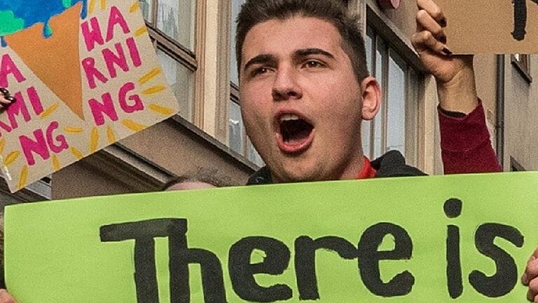 Hunderte junge Menschen gingen in Würzburg wieder für mehr Klimaschutz auf die Straße.