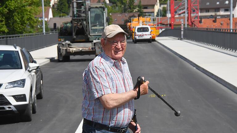 Drei Jahre lang hat Otto Hofmann beinahe täglich die Bauarbeiten an der Neuen Mainbrücke verfolgt. Jetzt wird sie für den Verkehr freigegeben.