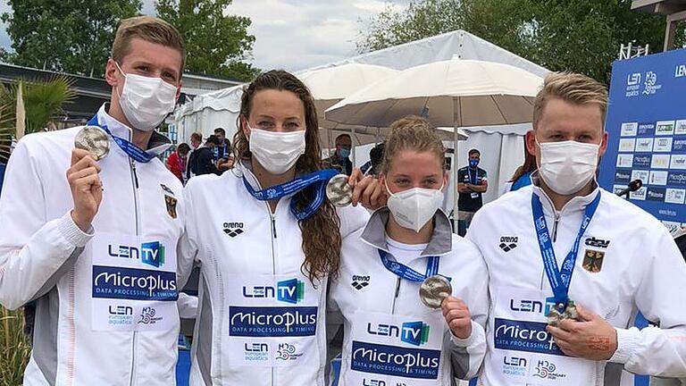 Die Würzburger Schwimmerinnen Leonie Beck (Zweite von links) und Lea Boy (Zweite von rechts) haben gemeinsam mit Florian Wellbrock (links) und Rob Muffels (rechts) in der Freiwasser-Staffel Silber bei der Europameisterschaft geholt.