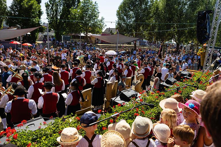 Traditionell der erste Höhepunkt der Eröffnung des Sander Weinfestes: Die Kinder der zwei Sander Kindergärten singen ein Lied auf der Bühne.